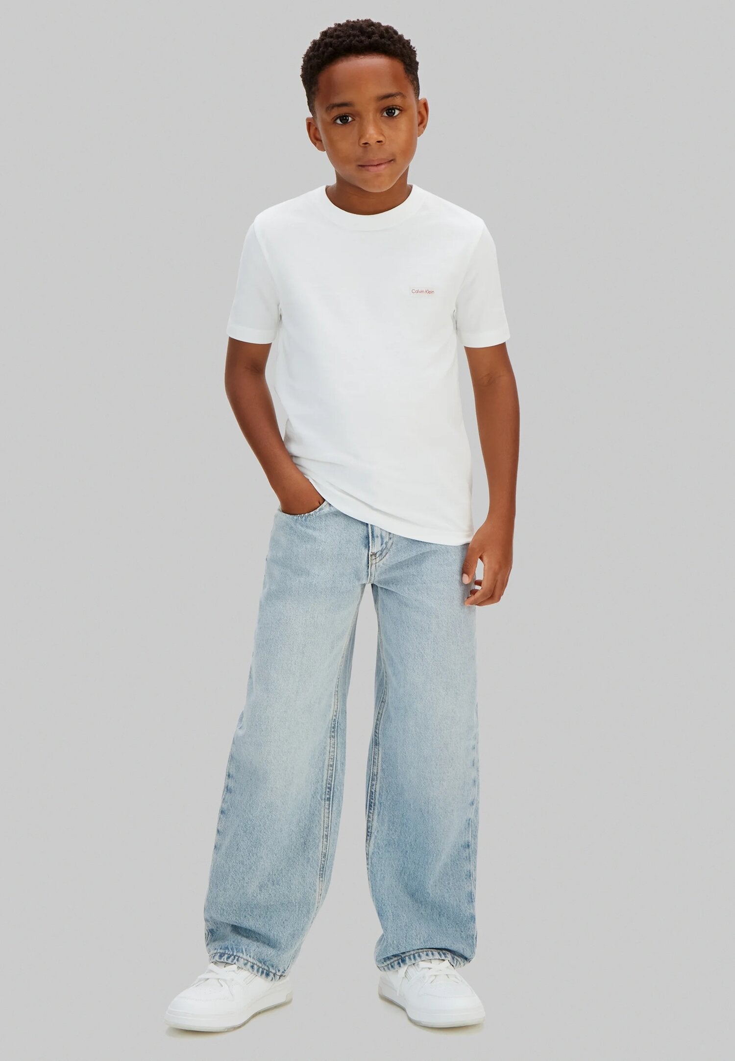 Calvin Klein Tshirt Bianca Con Logo Patch Piccolo Bambino LVCKSJA08BYAF_
