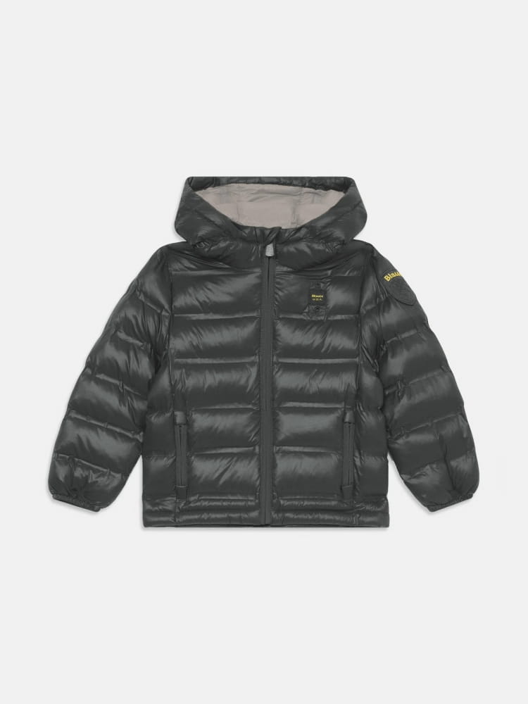 Blauer giubbotto nero ragazzo logo sul braccio