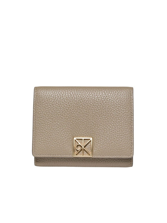 Calvin Klein portafoglio donna in pelle beige martellata con logo emblem dorato Donna | Misure: 7.5 x 10 x 2 cm