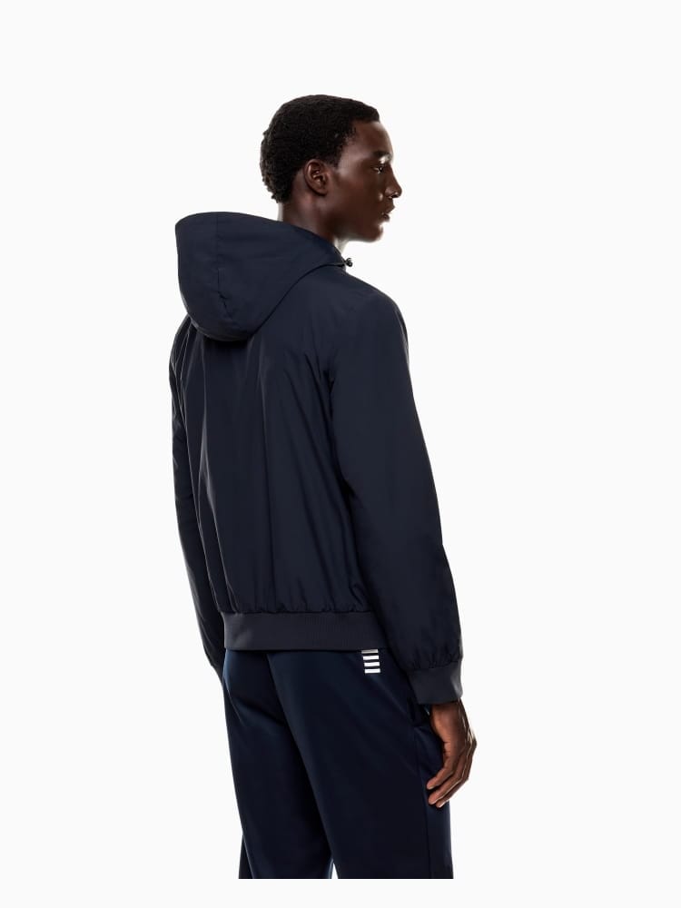 Emporio Armani bomber con cappuccio core identity in tessuto tecnico blu
