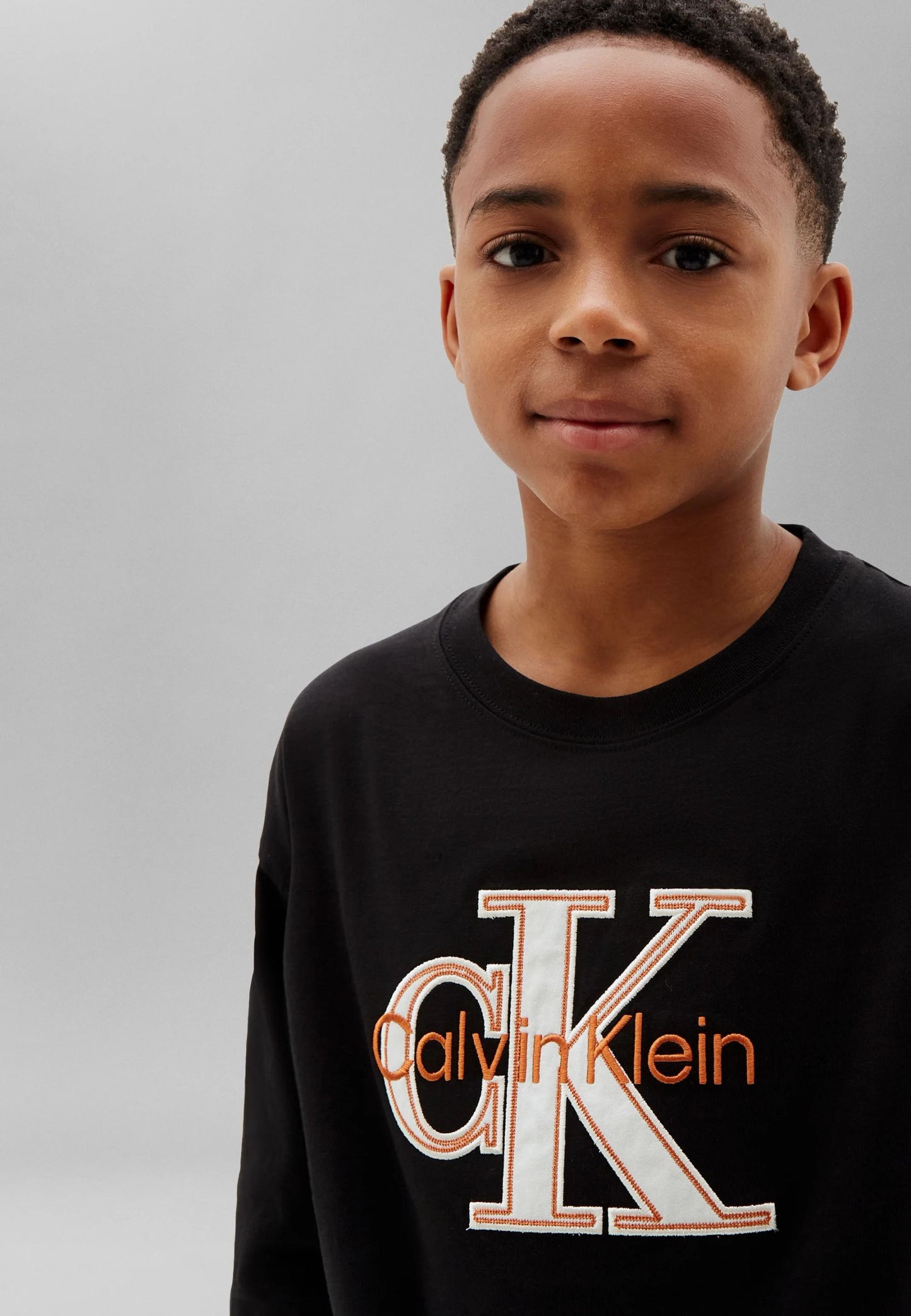 CALVIN KLEIN TSHIRT NERA LOGO RICAMO GRANDE A MANICHE LUNGHE Bambini e ragazzi LVCKTJA46BBEH_
