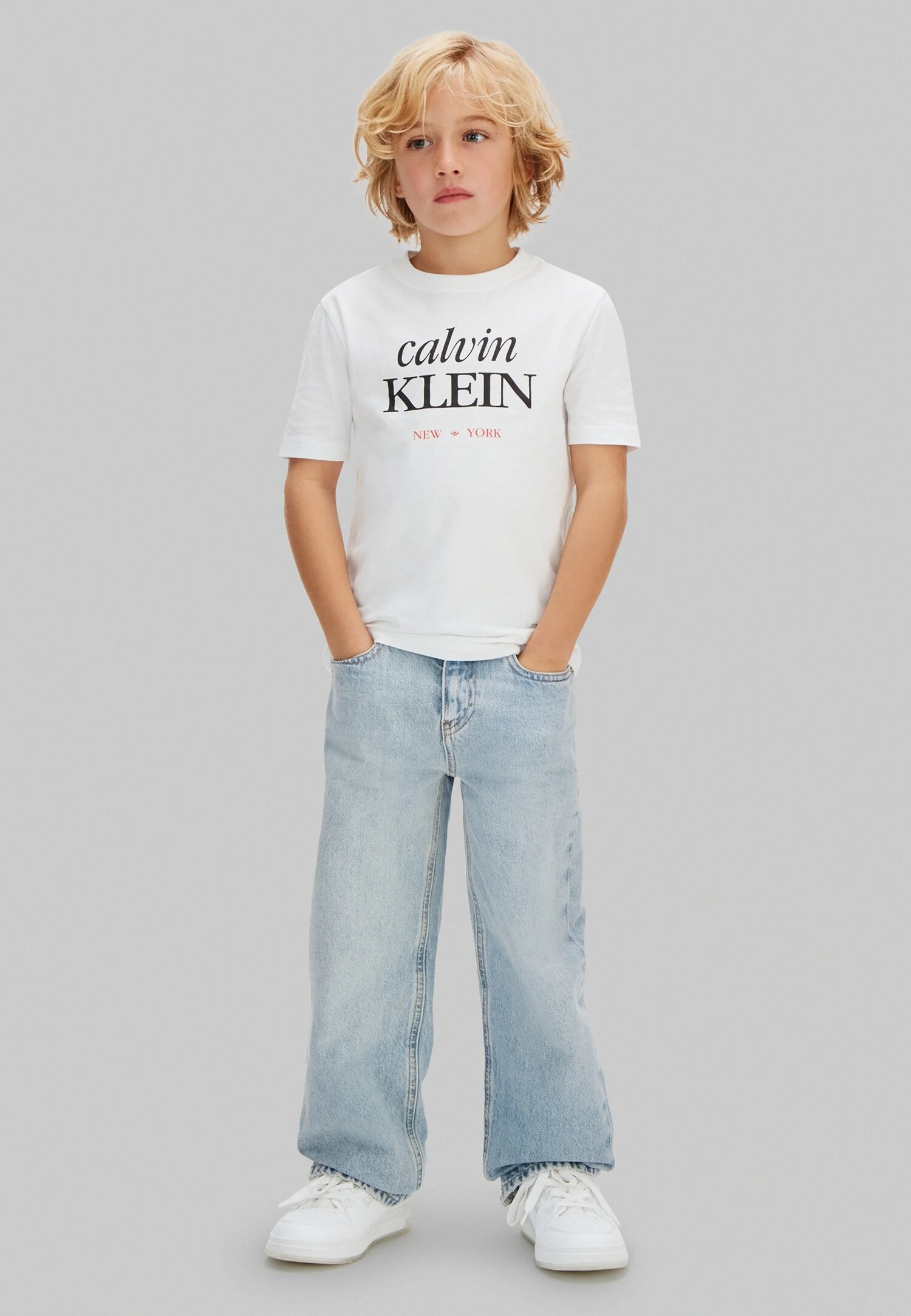 Calvin Klein Tshirt Bianca Con Logo In Corsivo Nero Bambino LVCKSJA07BIAF_