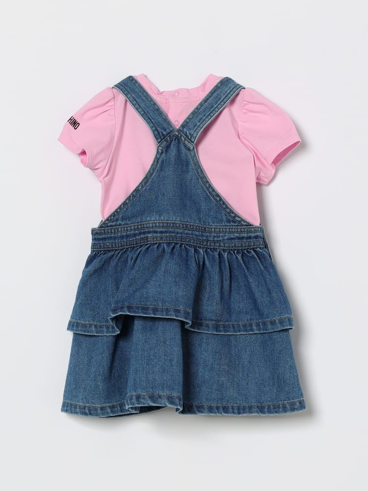 Moschino set salopette e t-shirt in denim blu con logo teddy e t-shirt rosa Bambina