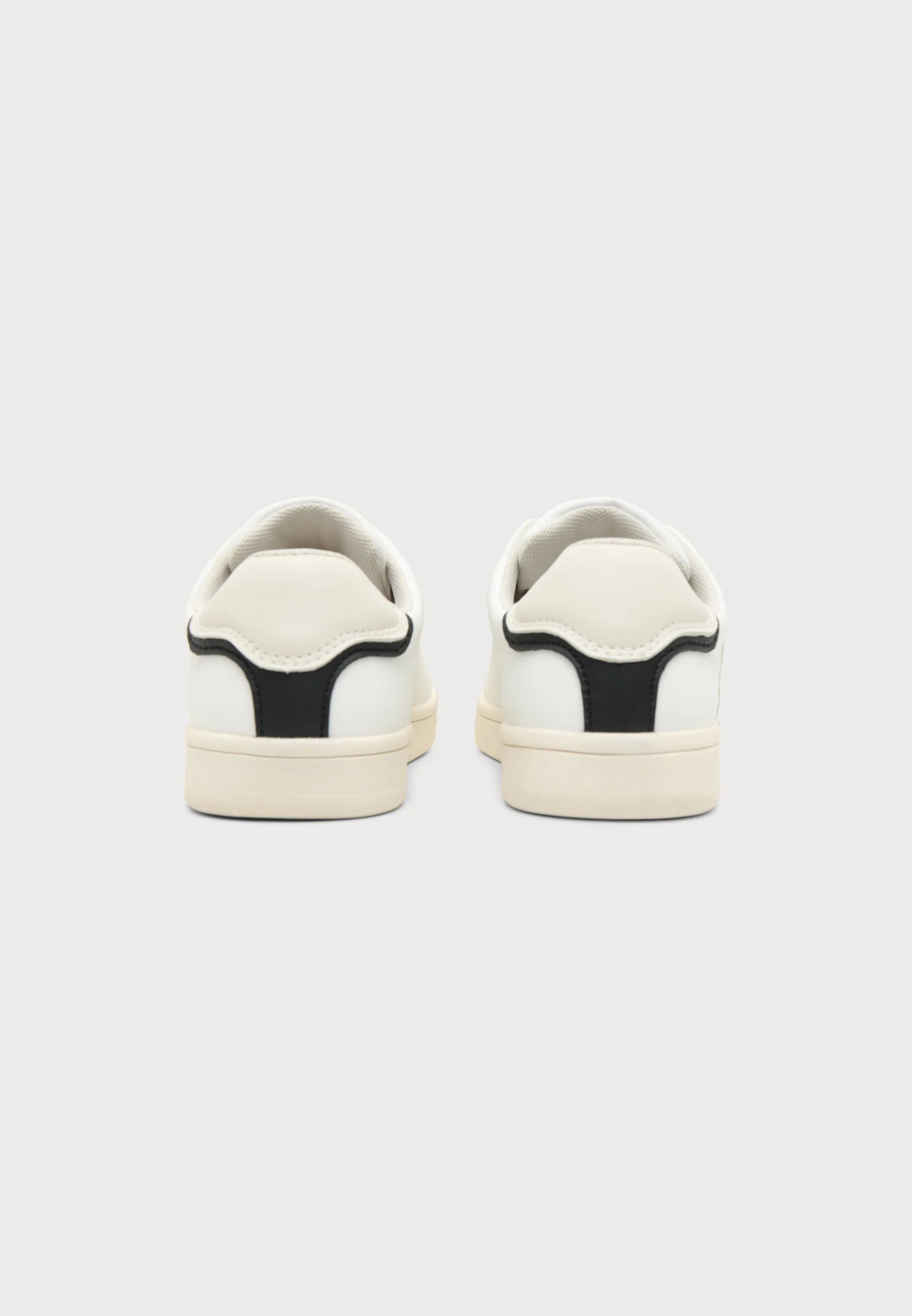 CALVIN KLEIN SCARPA BIANCA CON DETTAGLIO NERO SUL RETRO E LOGO LATERALE Bambini e ragazzi 222-V3X9-89447-1355Y631.BIA_