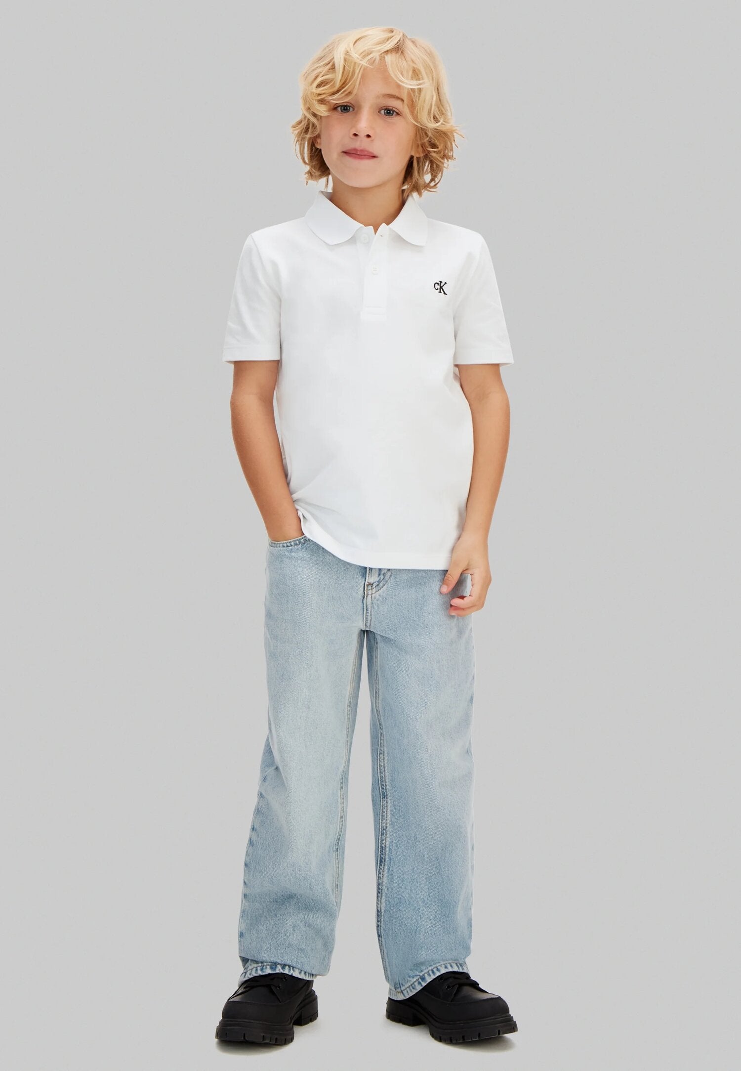 Calvin Klein Polo Bianca a Mezze Maniche Logo Piccolo Bambino LVCKSJB29BYAF_