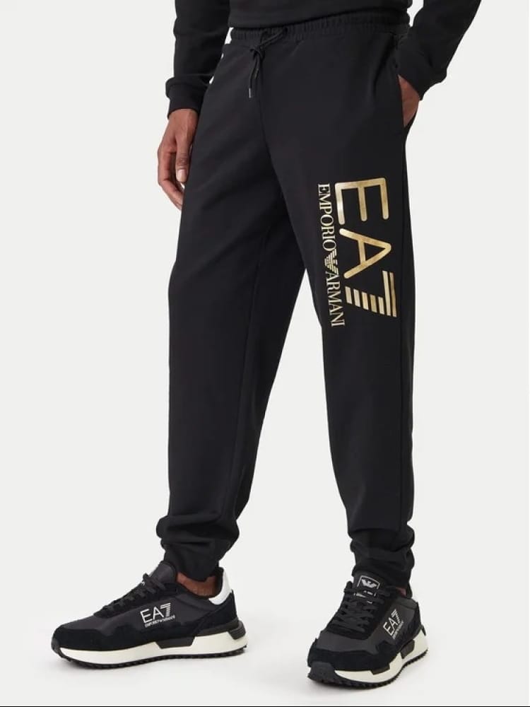 Emporio Armani pantalone tuta in cotone nero con macro logo oro