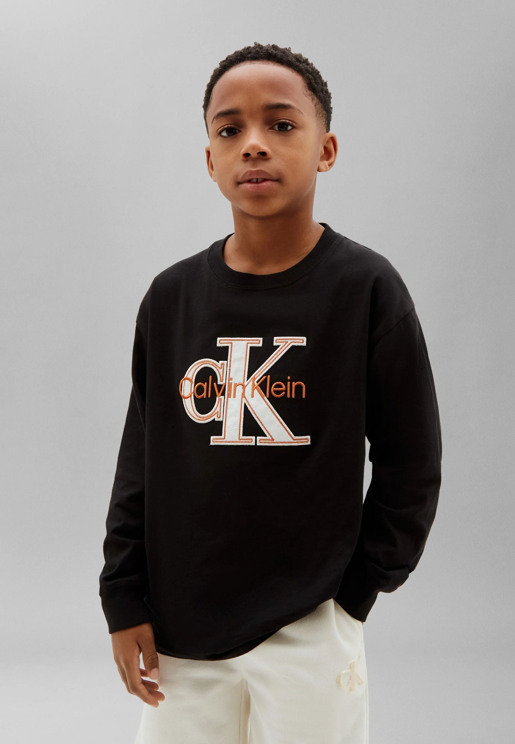 CALVIN KLEIN TSHIRT NERA LOGO RICAMO GRANDE A MANICHE LUNGHE Bambini e ragazzi LVCKTJA46BBEH_