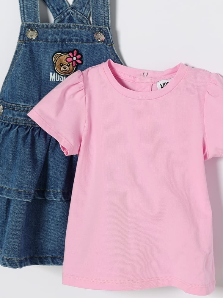 Moschino set salopette e t-shirt in denim blu con logo teddy e t-shirt rosa Bambina