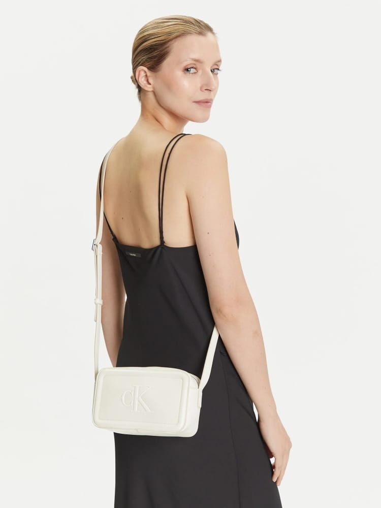 Calvin Klein borsa bianca donna in ecopelle con tracolla logo sul davanti Misure: 20 x 12 x 7.5 cm