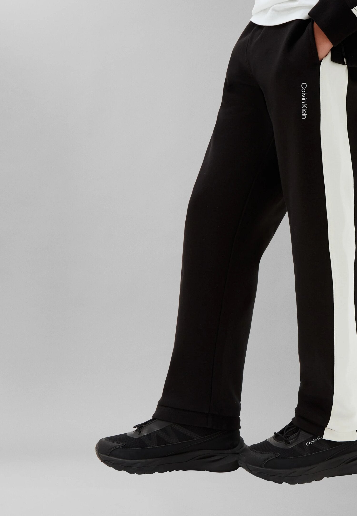 Calvin Klein Tuta Nera Con Giacca Zip Strisce Panna Bambino LVCKTJI17BBEH_