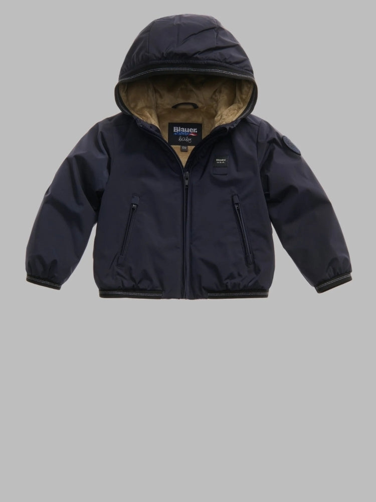 Blauer giubbotto blu navy bambino termosaldato con cappuccio logo sul braccio dettaglio logo