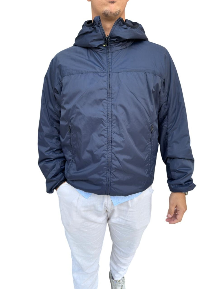 Blauer giubbotto blu navy uomo giacca anti vento con cappuccio logo sul braccio dettaglio logo