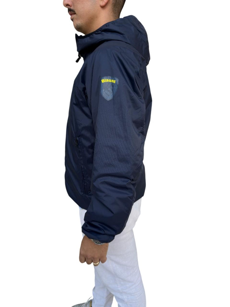 Blauer giubbotto blu navy uomo giacca anti vento con cappuccio logo sul braccio dettaglio logo