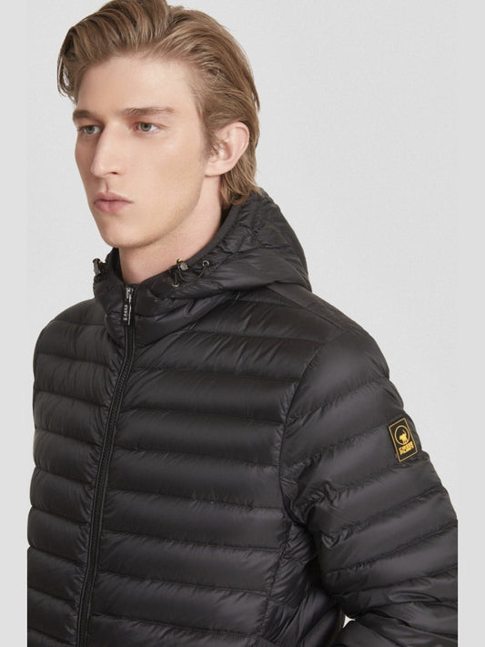 Ciesse Piumini giubbotto nero uomo con cappuccio a righe patch logo sul braccio