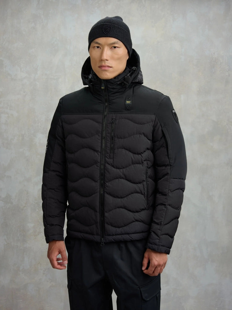 Blauer giubbotto nero uomo con cappuccio patch logo sul braccio dettaglio logo