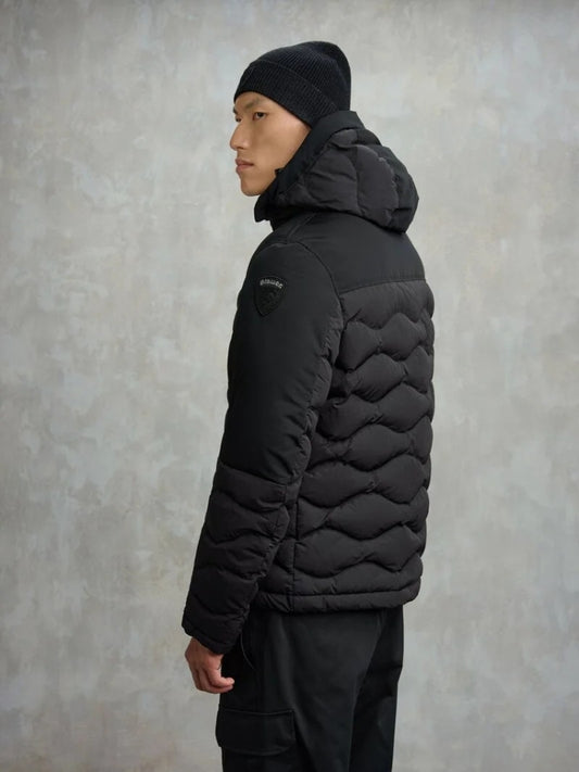 Blauer giubbotto nero uomo con cappuccio patch logo sul braccio