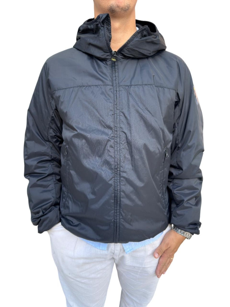 Blauer giubbotto nero uomo giacca anti vento con cappuccio logo sul braccio dettaglio logo