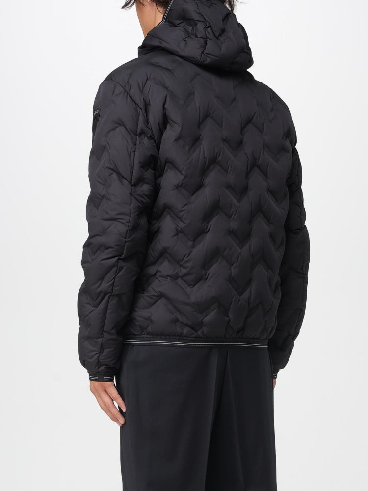 Blauer giubbotto nero uomo trapuntato con cappuccio logo sul braccio dettaglio logo